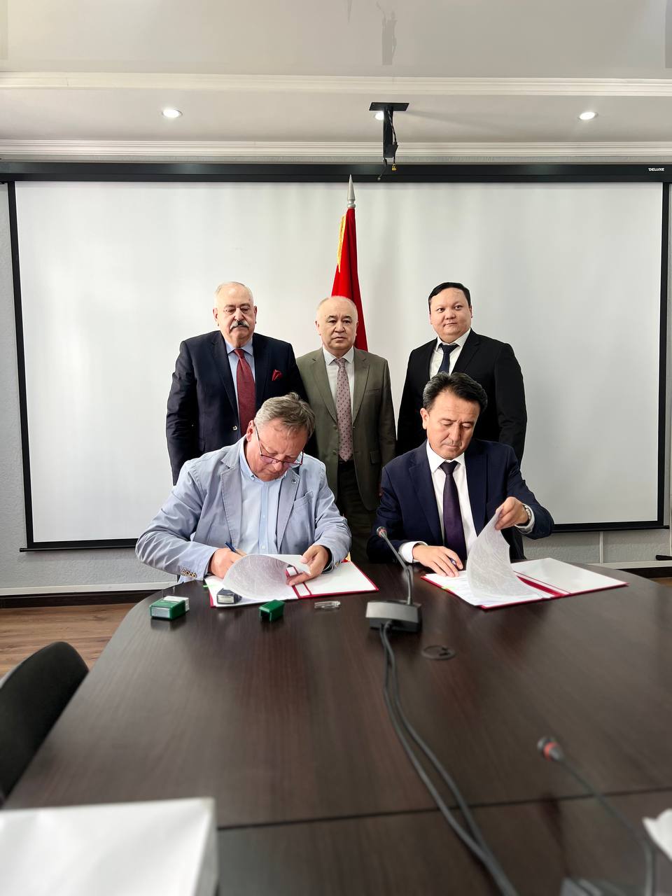 Сегодня состоялось подписание Соглашения между Центром трудоустройства граждан за рубежом при Министерстве труда, социального обеспечения и миграции КР и польской компании "EUROKADRA SA"