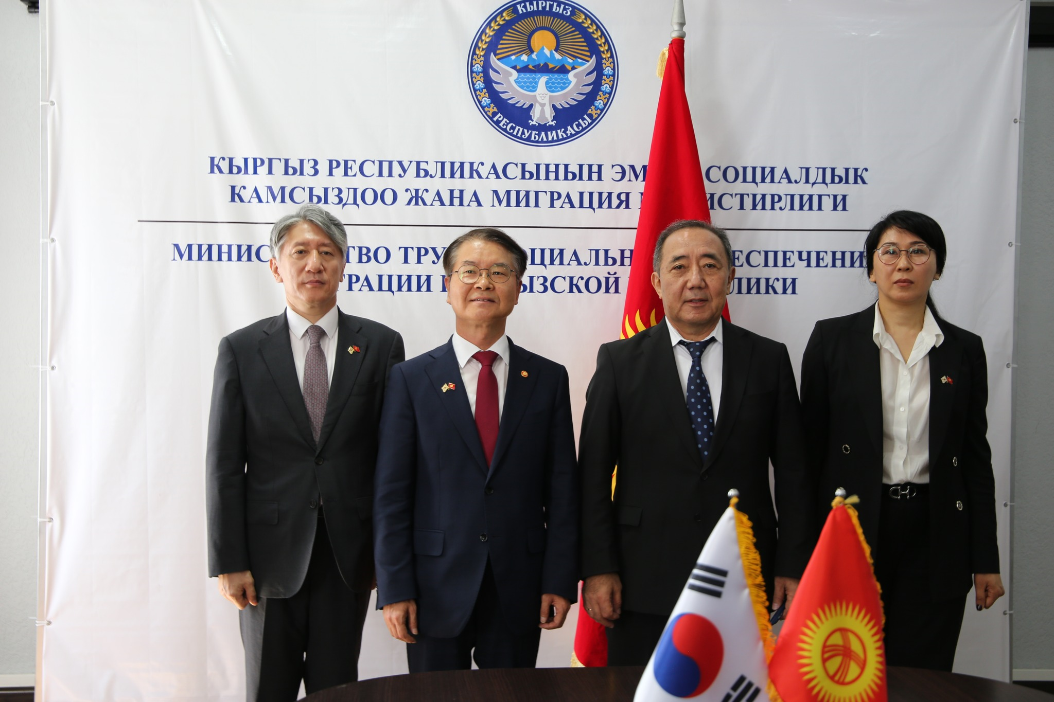 Министры труда Кыргызстана и Кореи подписали Меморандум о сотрудничестве