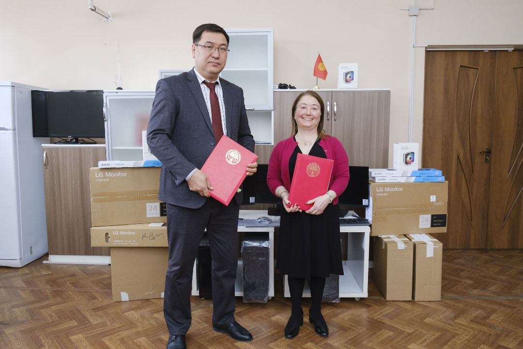 Временная поверенная в делах Великобритании в Кыргызской Республике Энн Хэрриган посетила южный филиал Центра