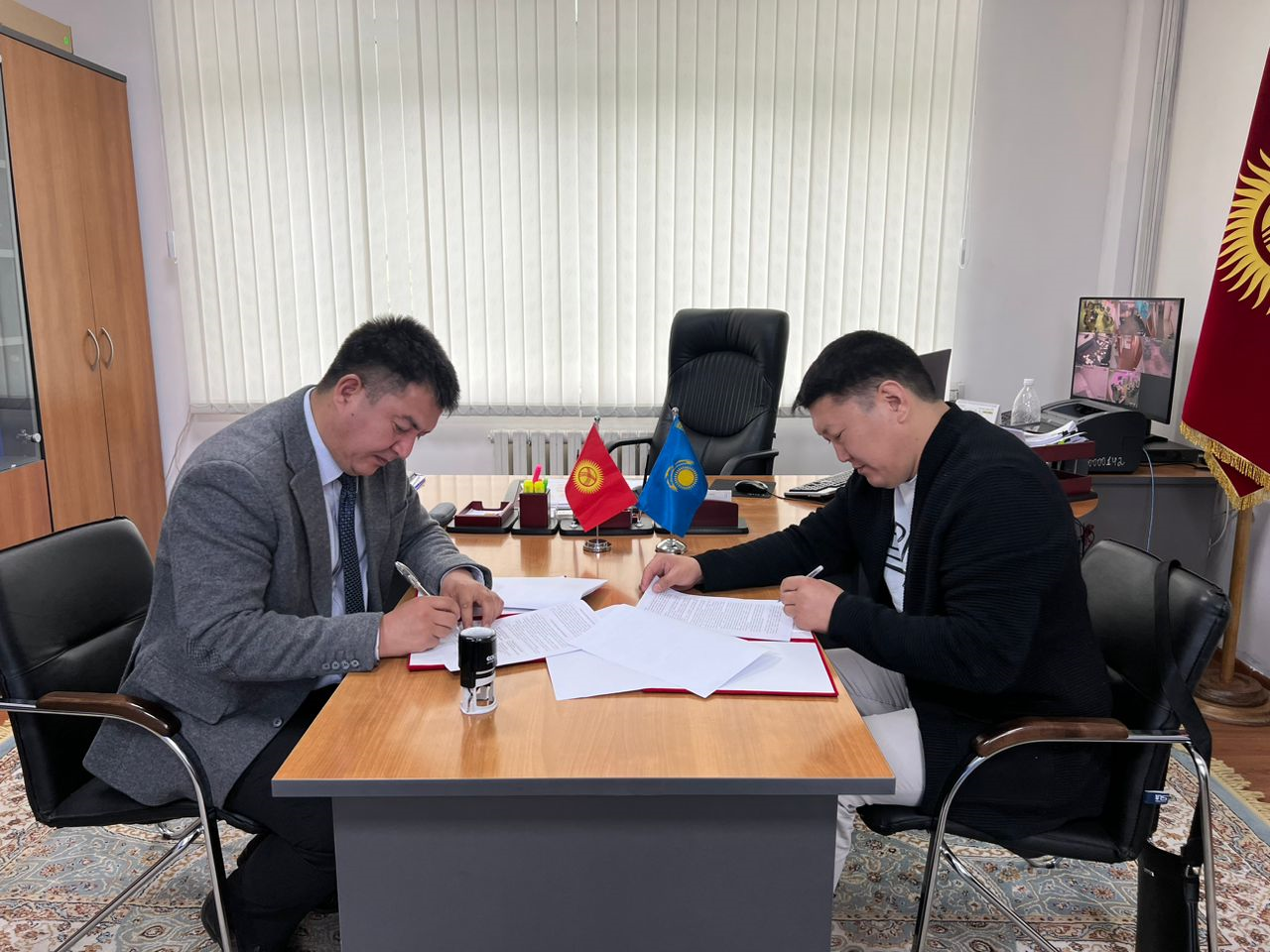 Центр трудоустройства граждан за рубежом при МТСОМ Кыргызской Республики и Группа компаний “Универсал” подписали Соглашение о сотрудничестве